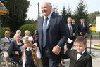 Аляксандр Лукашэнка з навучэнцамі Александрыйскай сярэдняй школы