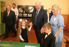 Александр Лукашенко посетил историко-краеведческий музей и 
свой класс в бывшем здании Александрийской школы