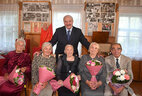 Александр Лукашенко со своими учителями