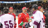 Александр Лукашенко с участниками матча