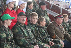 Аляксандр Лукашэнка назірае за трэніроўкай беларускага экіпажа па танкавым біятлоне