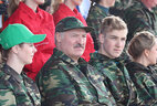 Аляксандр Лукашэнка назірае за трэніроўкай беларускага экіпажа па танкавым біятлоне