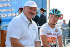 Александр Лукашенко и олимпийская чемпионка по биатлону Надежда Скардино