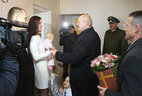 Александр Лукашенко во время посещения новостройки
