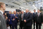 Президент Беларуси Александр Лукашенко во время посещения предприятия