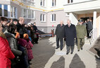 Александр Лукашенко во время посещения новостройки
