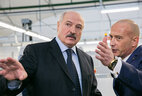 Президент Беларуси Александр Лукашенко и генеральный директор ОАО "Камволь" Анатолий Субботко