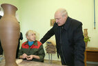 Александр Лукашенко посетил Центр народного творчества и ремесел городского поселка Копысь Оршанского района, где ознакомился с работой гончарной мастерской