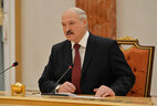 Александр Лукашенко во время церемонии вручения дипломов доктора наук и аттестатов профессора научным и научно-педагогическим работникам