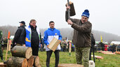 Александр Григорьевич Лукашенко заносит топор на чемпионате по колке дров