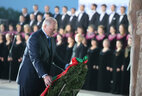 Александр Лукашенко возлагает венок к монументу "Врата Памяти" в мемориальном комплексе "Тростенец"