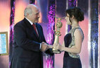 Представительница Украины Анна Твердоступ получила из рук Александра Лукашенко специальный приз, учрежденный Президентом Беларуси, - за яркое исполнение песен славянских народов