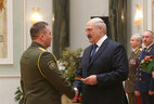 Александр Лукашенко вручает погоны генерал-майора Виктору Хренину