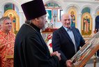 В дар храму Александр Лукашенко передал икону "Воскресение Господне", написанную в мастерской Виктора Довнара по древней византийской технологии