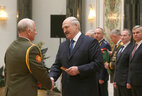 Александр Лукашенко вручает погоны генерал-майора Игорю Можиловскому