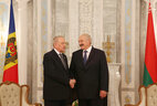 Президент Беларуси Александр Лукашенко и Президент Молдовы Николай Тимофти во время встречи в формате "один на один" в Минске
