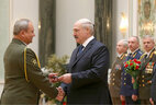 Александр Лукашенко вручает погоны генерал-майора Сергею Дудко