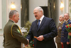 Александр Лукашенко вручает погоны генерал-майора Василию Гедько