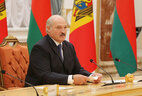 Александр Лукашенко во время переговоров с Президентом Молдовы Николаем Тимофти в расширенном составе