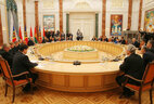 Во время переговоров с Президентом Молдовы Николаем Тимофти в расширенном составе