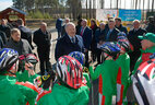 Президент Беларуси Александр Лукашенко во время посещения лыжероллерной трассы