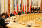 Во время переговоров с Президентом Молдовы Николаем Тимофти в расширенном составе