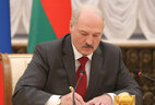 Александр Лукашенко во время утверждения переченя документов по итогам заседания Высшего госсовета Союзного государства