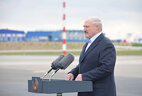Аляксандр Лукашэнка ў час наведвання Нацыянальнага аэрапорта