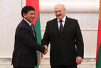 Президент Беларуси Александр Лукашенко и Чрезвычайный и Полномочный Посол Республики Казахстан в Республике Беларусь Ермухамет Ертысбаев