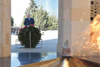 Президент Беларуси Александр Лукашенко принял участие в церемонии возложения венка к монументу на Аллее Шехидов в Баку