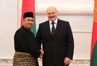 Президент Беларуси Александр Лукашенко и Чрезвычайный и Полномочный Посол Малайзии в Республике Беларусь Датук Мат Дрис бин Хаджи Якуб