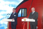 Президент Беларуси Александр Лукашенко и генеральный директор компании "Штадлер Рэйл Групп" Петер Шпулер на торжественной церемонии открытия завода