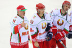 Александр Лукашенко с игроками своей команды