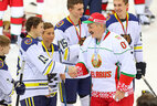 Александр Лукашенко поздравляет хоккеистов команды "Медведь" - победителей турнира "Золотая шайба"