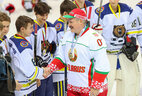 Александр Лукашенко поздравляет хоккеистов команды "Медведь" - победителей турнира "Золотая шайба"