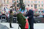 Аляксандр Лукашэнка ў час цырымоніі на плошчы Перамогі