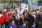 Аляксандр Лукашэнка з хакеістамі каманды Чэхіі - бронзавымі прызёрамі турніру