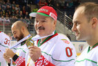 Александр Лукашенко с хоккеистами своей команды
