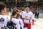 Александр Лукашенко поздравляет хоккеистов команды "Грифоны", ставшей серебряным призером турнира "Золотая шайба"