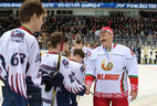 Александр Лукашенко поздравляет хоккеистов команды "Грифоны", ставшей серебряным призером турнира "Золотая шайба"