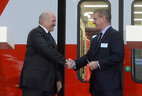 Президент Беларуси Александр Лукашенко и генеральный директор компании "Штадлер Рэйл Групп" Петер Шпулер на торжественной церемонии открытия завода