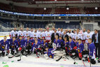 Хоккеисты команды Президента и команды "Олимп", занявшей третье место в турнире "Золотая шайба"