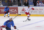 Александр Лукашенко во время матча против сборной Международной федерации хоккея (IIHF)