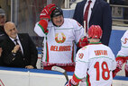 Аляксандр Лукашэнка ў час матчу супраць зборнай Міжнароднай федэрацыі хакея (IIHF)