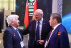 Александр Лукашенко с участниками конгресса - космонавтами Петром Климуком и Владимиром Коваленком