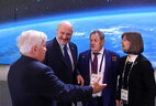 Александр Лукашенко с участниками конгресса - Петром Климуком, Владимиром Коваленком и Бонни Данбар