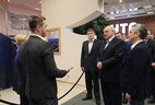 Аляксандр Лукашэнка ў час азнаямлення з экспазіцыяй распрацовак вядучых кампаній - рэзідэнтаў ПВТ