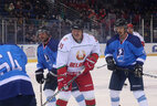 Александр Лукашенко во время матча против сборной Международной федерации хоккея (IIHF)
