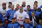 Александр Лукашенко во время общего фотографирования