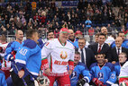 Александр Лукашенко с участниками стартового матча XVI Рождественского международного турнира любителей хоккея